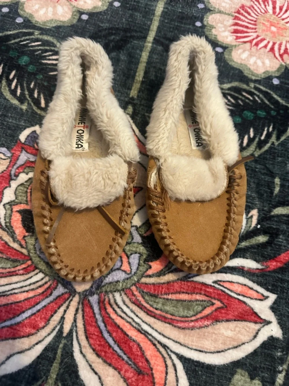 3/$25 Minnetonka Kids Tan Moccasin Slippers with Cream Faux-Fur Lining